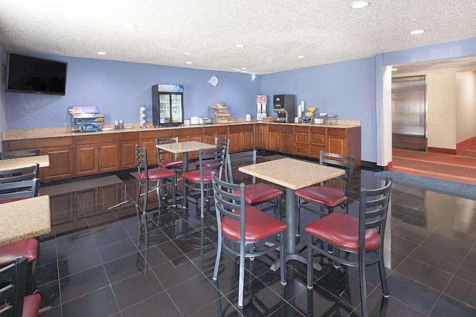 Days Inn & Suites by Wyndham Green Bay WI.