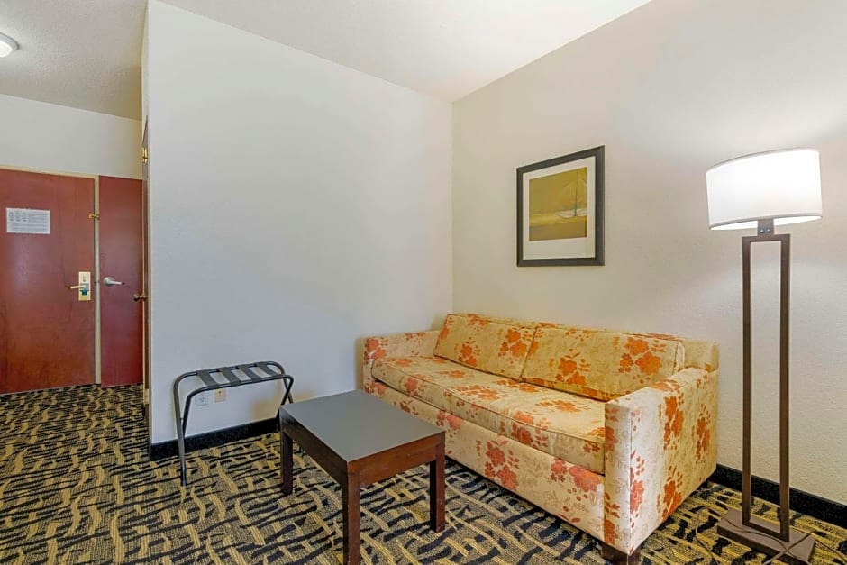 Quality Suites La Grange