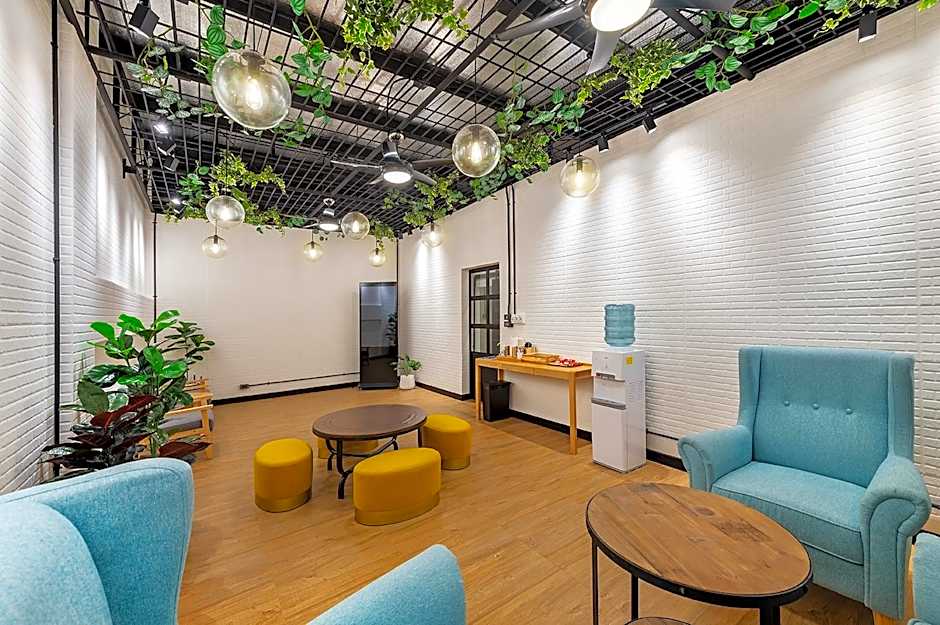 Siam Subway Hostel and Cafe