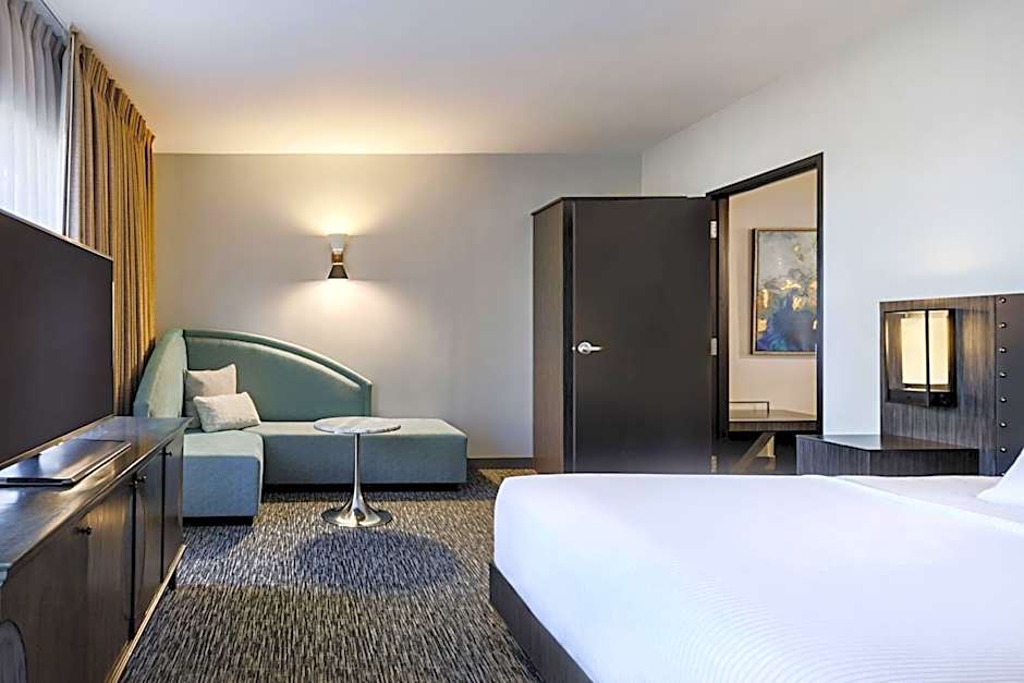 THE SOUTHLAKE HOTEL