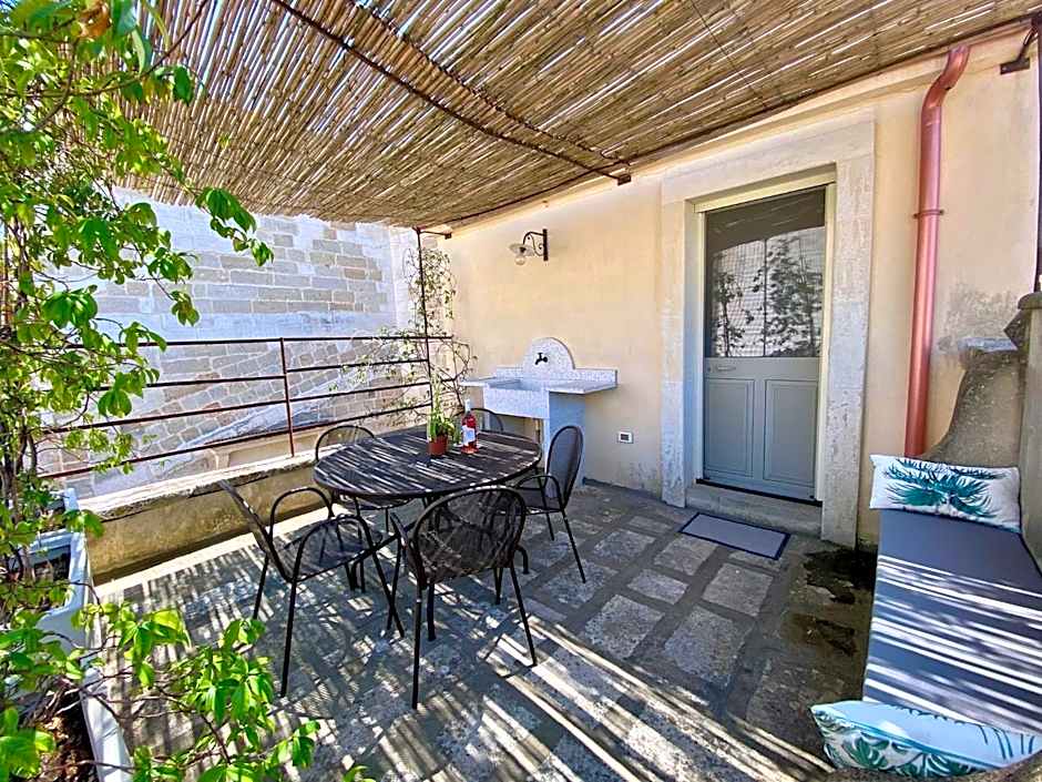 Palazzo de Carlo e il parco dei 7 pozzi