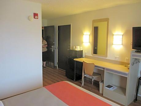 1 QUEEN BED | MOBILITY ACCESS RI SHWR NSMK