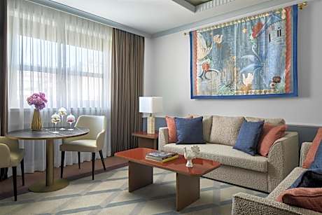 Executive Suite Signature