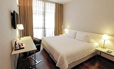 Single superior queen bed