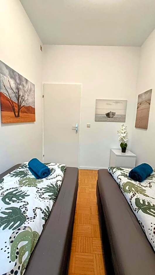 Near Schönbrunn - Economy Rooms in Shared Apartment at Meidling Train Station