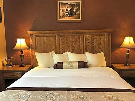 King Garden Suite with Kitchenette - Non-Smoking