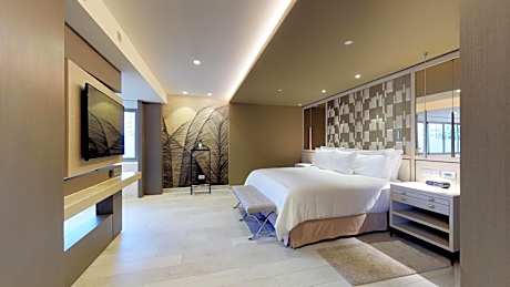 Ambassador Royal Suite