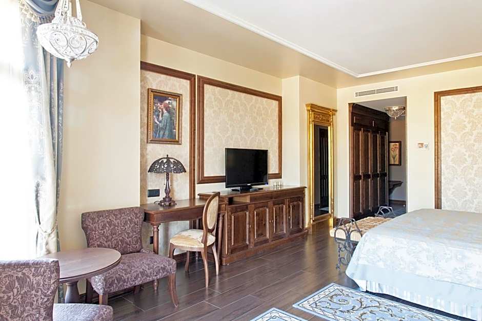 PortAventura Lucy's Mansion - Includes PortAventura Park Tickets