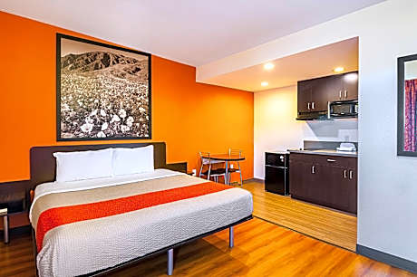 1 King Bed | Non-Smoking, Micfridge