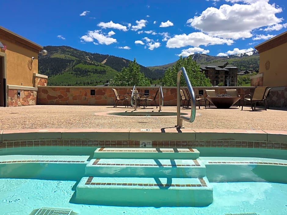 Sundial Lodge Larger Penthouse by Canyons Village Rentals