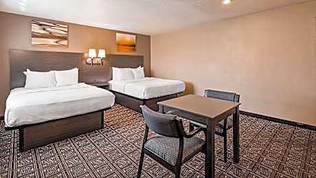 2 Queen Beds NSMK Internet Desk Microwave Fridge Wi-Fi No Pets Allowed Full Breakfast