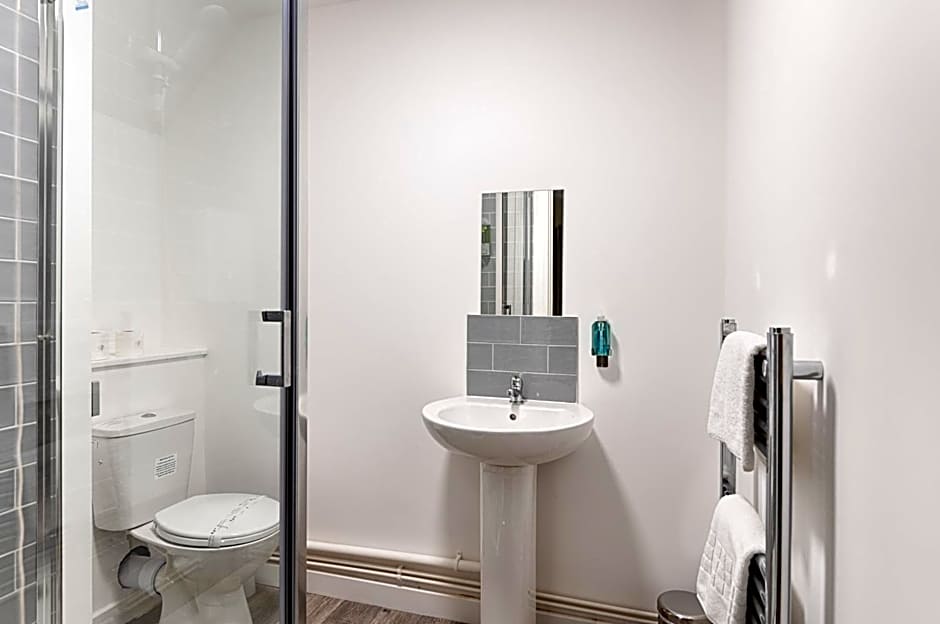 Contractor Base - Kitchen - Parking Included