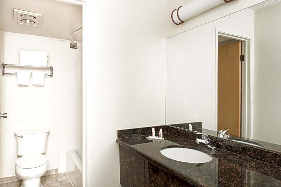 Super 8 by Wyndham Salina/Scenic Hills Area