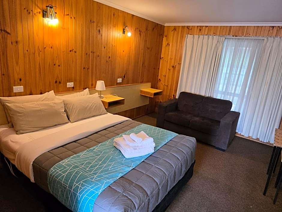 Country Roads Motor Inn