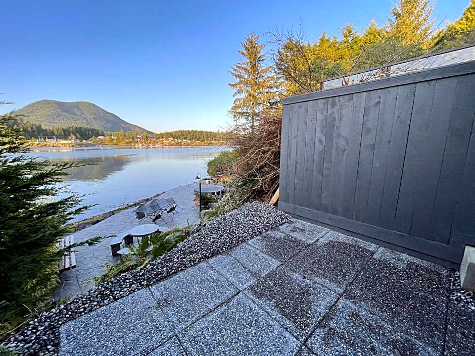 Waterfront Hot Tub Firepit King Bed - 6H