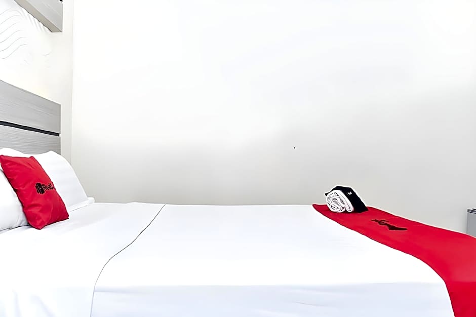 Reddoorz Plus near Makassar Town Square