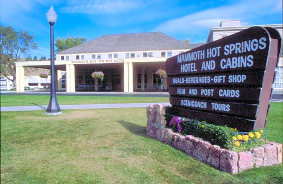 Mammoth Hot Springs Hotel