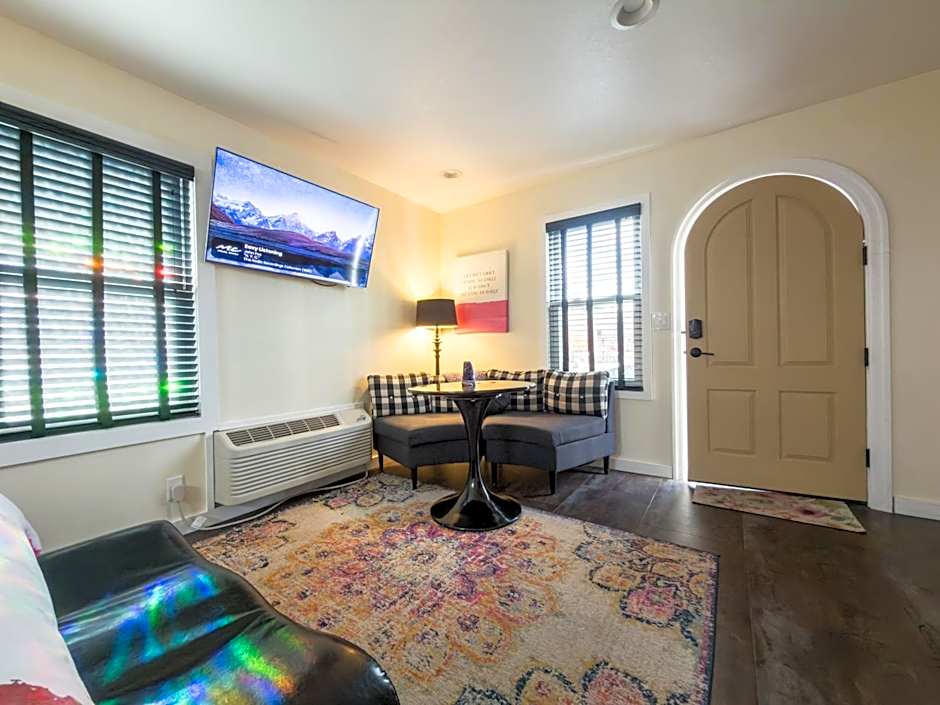 EO Bungalows, Black Hills