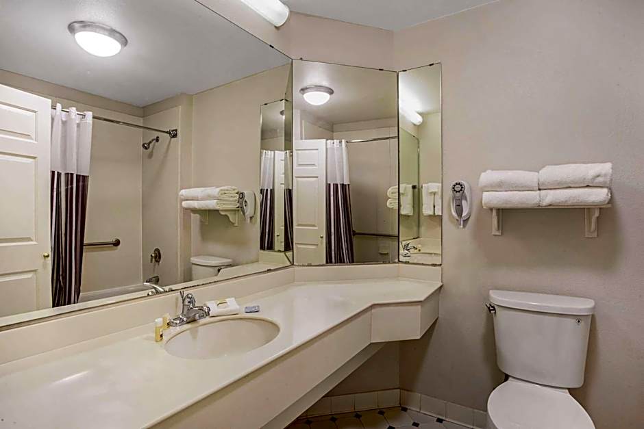 La Quinta Inn & Suites by Wyndham Winston-Salem
