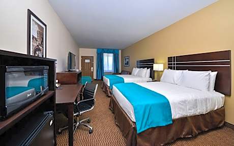 Spacious Guest Suite With 2 Queen Beds And A Separate Sitting Area With A Sofa. Non-Smoking.