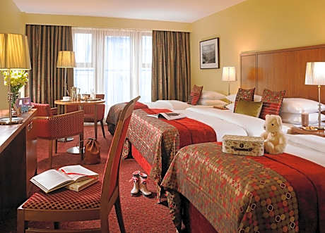 Family Room (2 Adults + 2 Children)