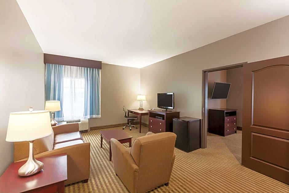 La Quinta Inn & Suites by Wyndham Bush Intercontinental Airport East