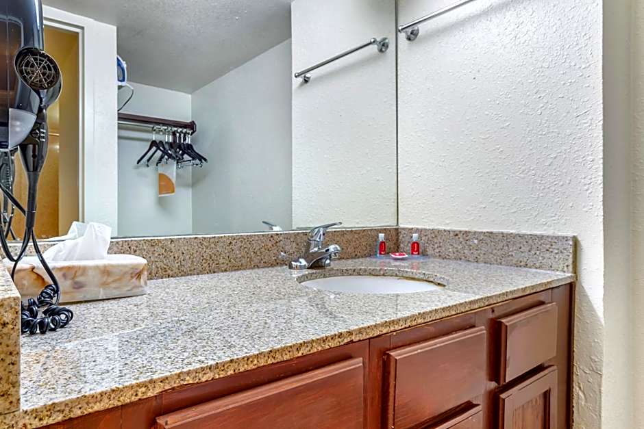 Rose City Inn & Suites