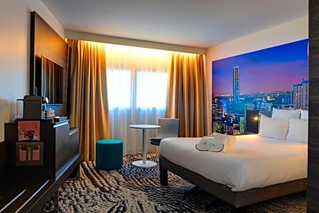 Executive Queen Room with 2-Seater Sofa - Paris View