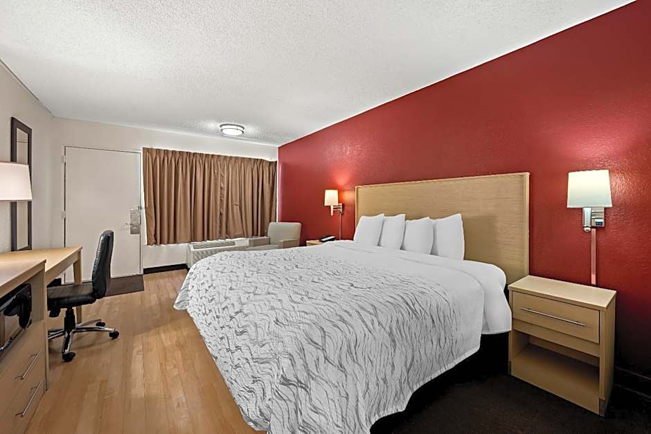 Red Roof PLUS+ & Suites Naples Downtown-5th Ave S