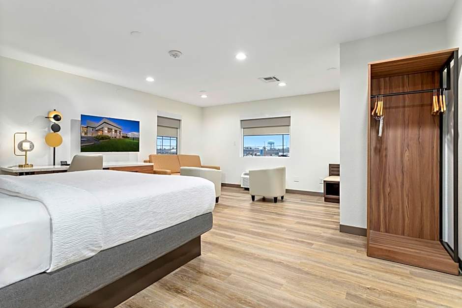 Photo 1 of 15 of 1 King Bed Suite