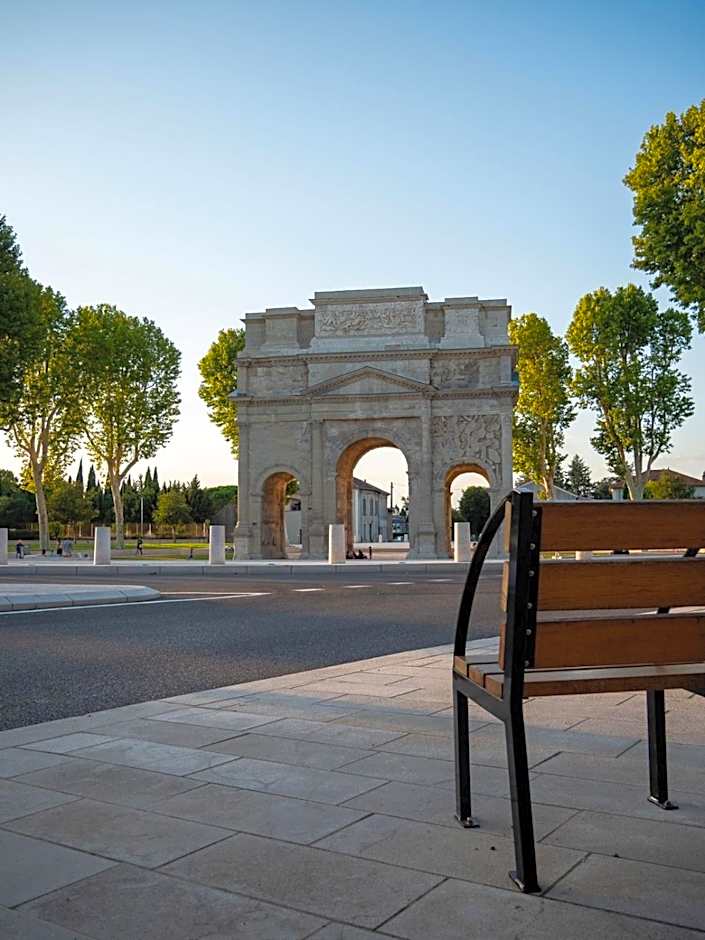 KYRIAD ORANGE Centre Ville - HOTEL RESTAURANT BAR - Galerie d'Art des Princes - Provence Alpes Côte d'Azur - France - Proche A7-A9 - exit21- Châteauneuf-du-Pape Avignon Bollene Nimes Valence - 24h-24h