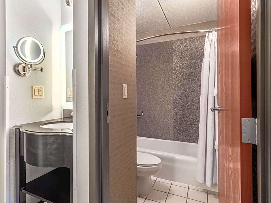 Crowne Plaza Milwaukee Airport by IHG