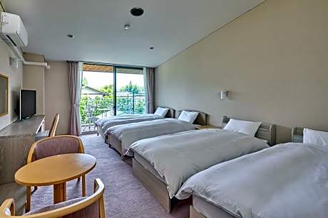 Quadruple Western style room with Garden View