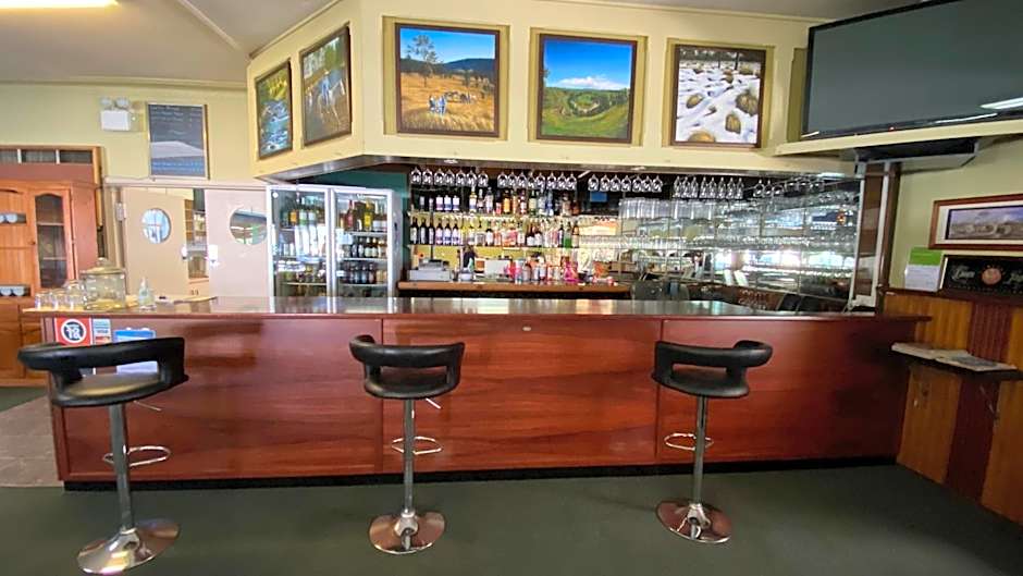 Bucketts Way Motel and Restaurant