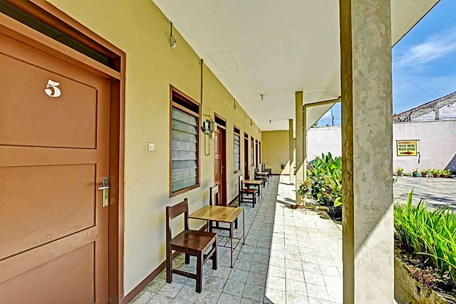 OYO 90443 Hotel New Kartika In