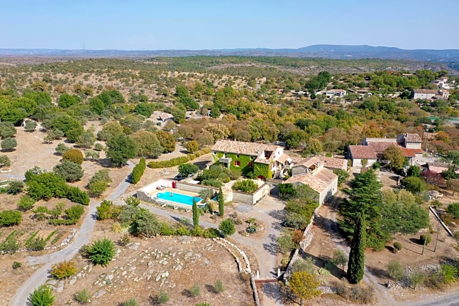 Gîte le MAGNAN, 55 m2, havre de paix, terrasse, jardin, piscine chauffée, sud Ardèche