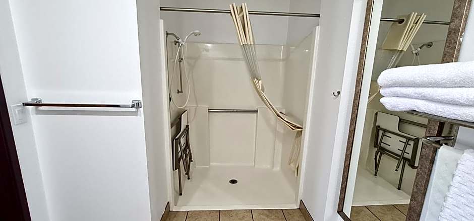 Oakridge Inn & Suites