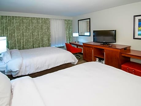 2 Queens Mobility Access W/tub Nonsmoking Microwv/fridge/hdtv/work Area Free Wi-fi/hot Breakfast Inc