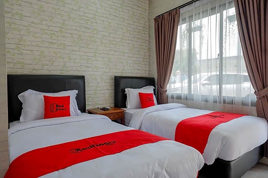 RedDoorz @ Jalan Majapahit Semarang