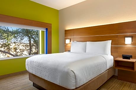 Suite - Hearing Accessible - Non-Smoking