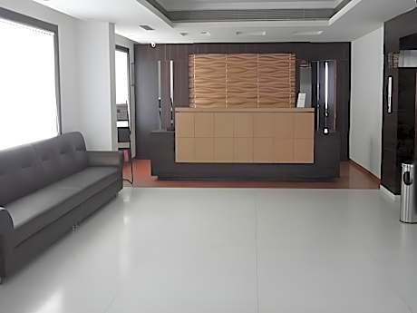 Hotel Sheela Shree Plaza