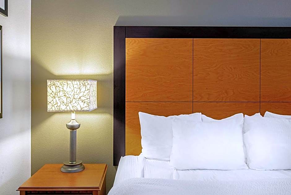 La Quinta Inn & Suites by Wyndham Harrisburg Airport Hershey