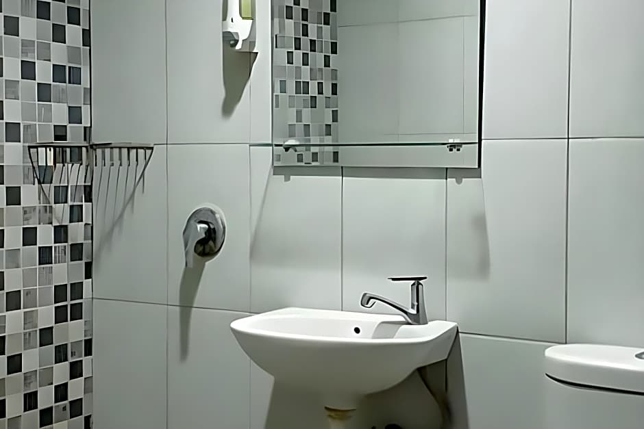 RedDoorz Hostel @ Manado Green Hostel