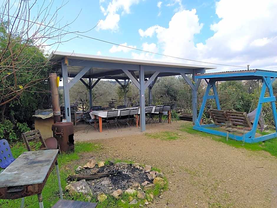 שבט אחים - חאן, קרון רכבת ודירת סטודיו - חווית אירוח כפרית
