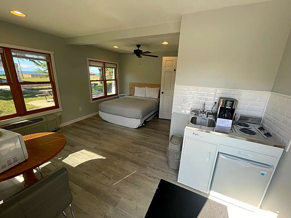 Photo 1 of 7 of 1 Queen Bed, Lake View
