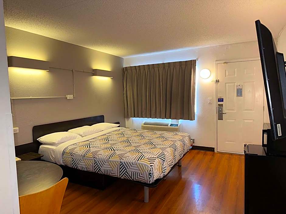 Motel 6 Joliet, IL - I-80