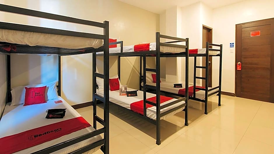 RedDoorz @ Golite Washington