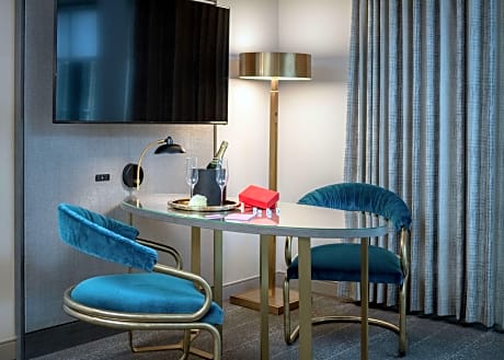 1 K Mob/Hear Acc Roll In Shower Deco Suite