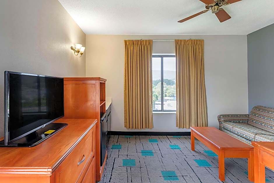 Quality Inn & Suites Chattanooga West near Lookout Mountain
