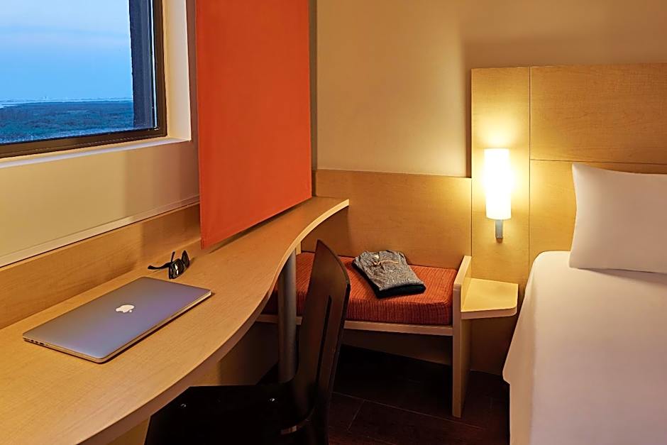 Ibis Cancun Centro Hotel